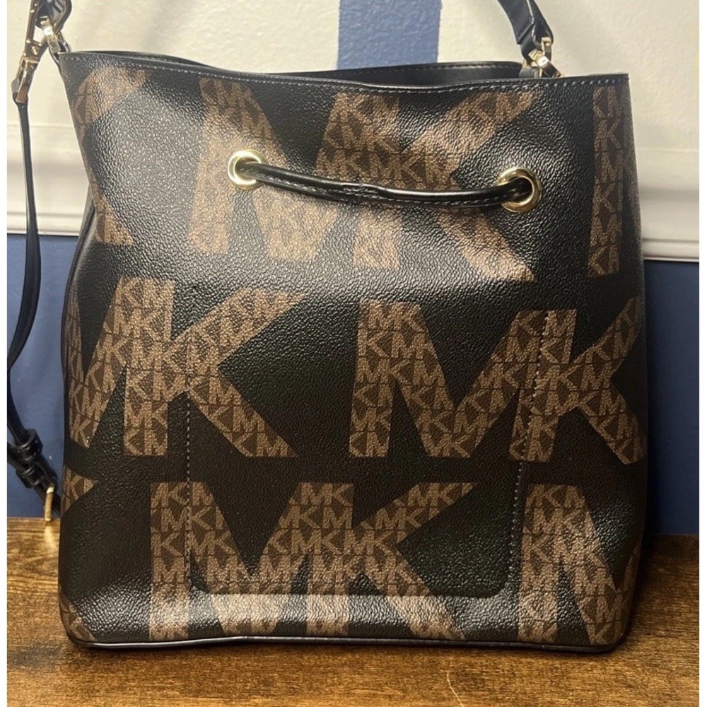 MICHAEL KORS SURI MEDIUM BUCKET CROSSBODY/SHOULDER BAG GRAPHIC BROWN BLACK LOGO - Picture 3 of 8